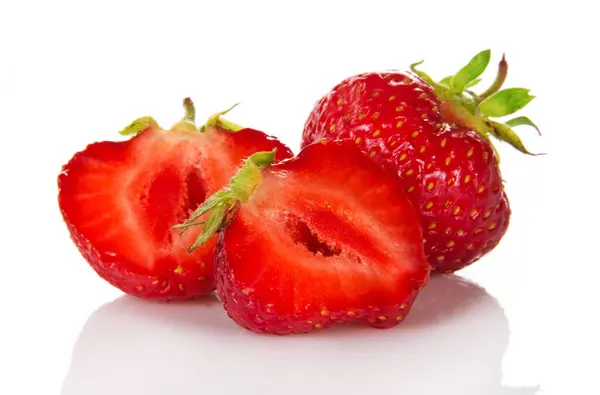 Die Ganze Erdbeere Und Scheiben Von Beeren Isoliert Auf Weißem — Stockfoto