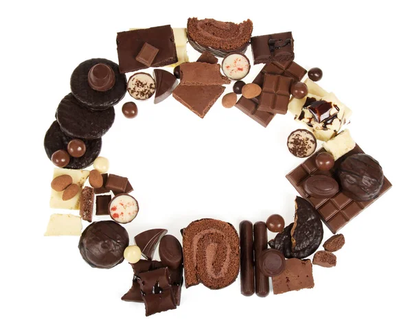 白地に隔離された様々なチョコレートから丸枠 — ストック写真