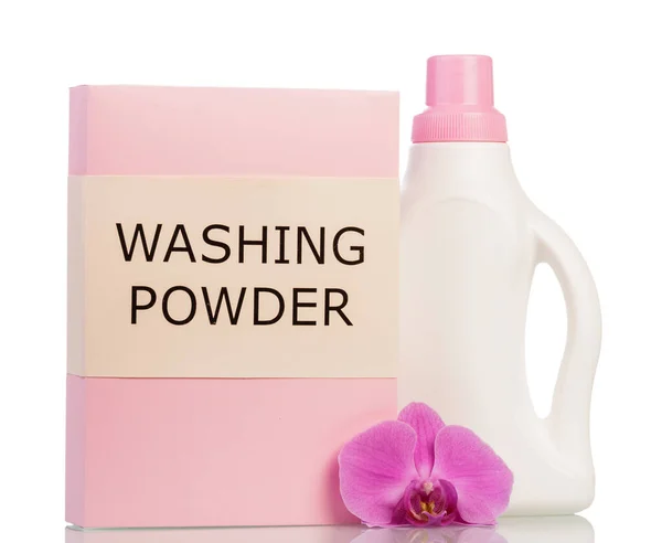 一包洗衣粉 液体瓶和兰花在白色的背景上隔离 — 图库照片