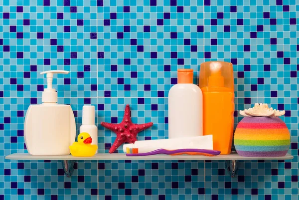 带儿童卫生设备 深蓝色背景的浴室架子 — 图库照片