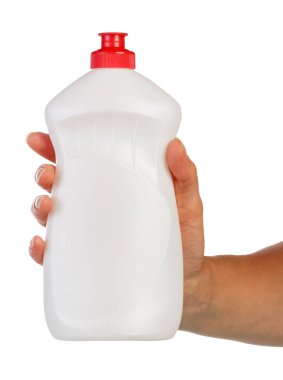 Elinde deterjan bulunan plastik şişe beyaz arka planda izole edilmiş..