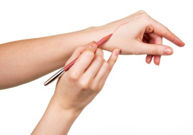 Beyaz arka planda izole edilmiş kadın ellerine uygulanacak kalem dudak çizgisi.