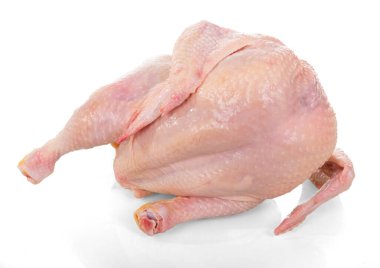 Tüm çiğ tavuk leşi beyaz arka planda izole edilmiş..