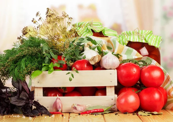 Trälåda Med Färska Tomater Och Burkar Med Inlagda Kryddor Isolerade — Stockfoto