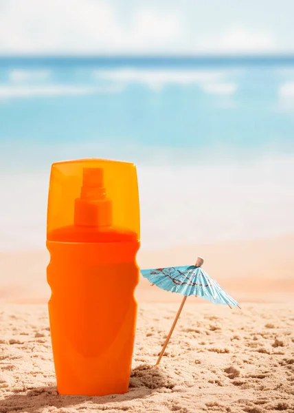 Solskyddsmedel Och Paraply Sanden Mot Havet — Stockfoto