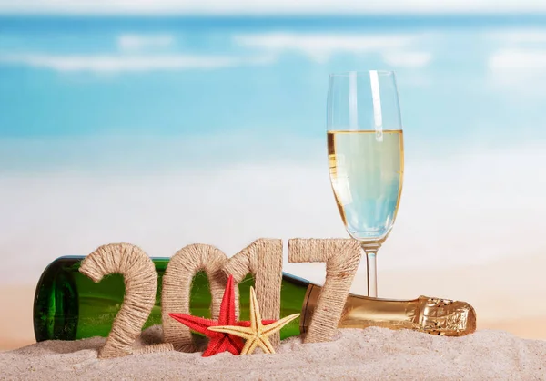 Figurer 2017 Flaska Champagne Och Glas Sjöstjärnor Sanden Mot Havet — Stockfoto