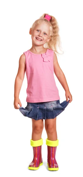 Uśmiechnięta Mała Blondynka Kolorowych Gumowych Butach Jej Dłonie Trzymające Spódnicę — Zdjęcie stockowe