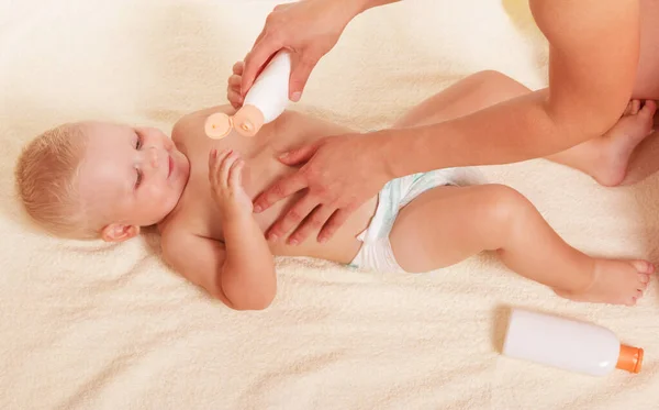 Manos Madre Sosteniendo Una Botella Leche Para Cuerpo Del Niño —  Fotos de Stock