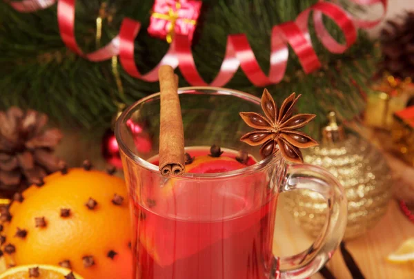 Glühwein Tannenzapfen Und Weihnachtskugel Auf Dem Hintergrund Des Weihnachtsbaums — Stockfoto