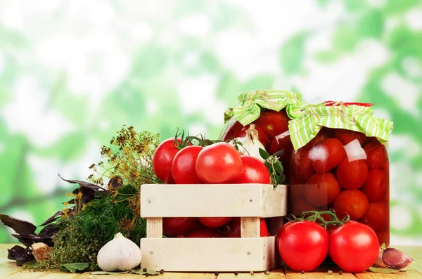 Houten Doos Met Verse Tomaten Potten Ingelegde Tomaten Specerijen Een — Stockfoto