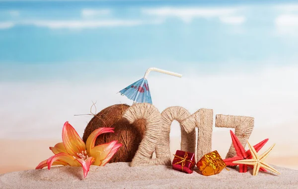 ココナッツ 数2017 ヒトデ 花や海に対する砂のクリスマスプレゼント — ストック写真