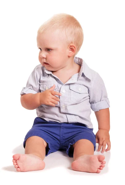 Bambino Con Una Camicia Luminosa Righe Pantaloncini Blu Seduto Isolato — Foto Stock