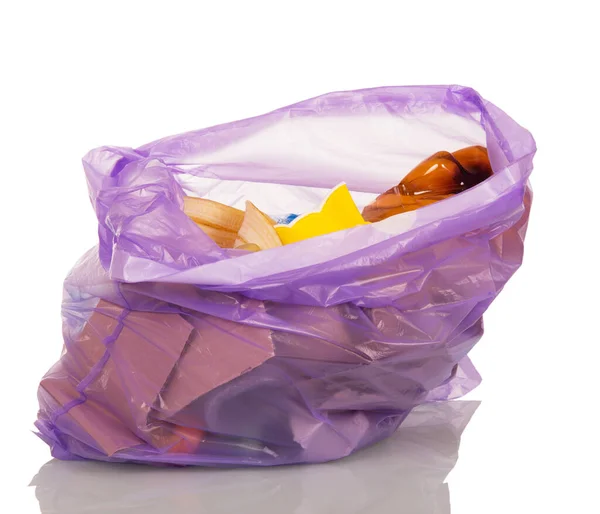Saco Plástico Roxo Aberto Com Lixo Isolado Fundo Branco — Fotografia de Stock