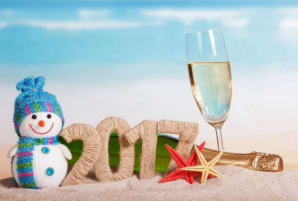 Figuren 2017 Een Fles Champagne Glas Sneeuwpop Zeester Het Zand — Stockfoto