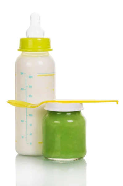 Eine Flasche Milch Ein Glas Gemüsepüree Und Ein Plastiklöffel Isoliert — Stockfoto