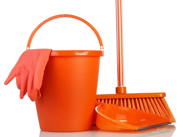 Orange Plastikeimer Mit Handschuhen Schaufel Und Bürste Isoliert Auf Weißem — Stockfoto