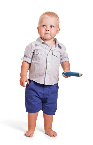白い背景に孤立した大きな鉛筆を持ち 立っているシャツやショートパンツの魅力的な男の子 — ストック写真