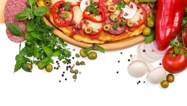 Pizza Mit Salami Und Gemüse Isoliert Auf Weißem Hintergrund — Stockfoto
