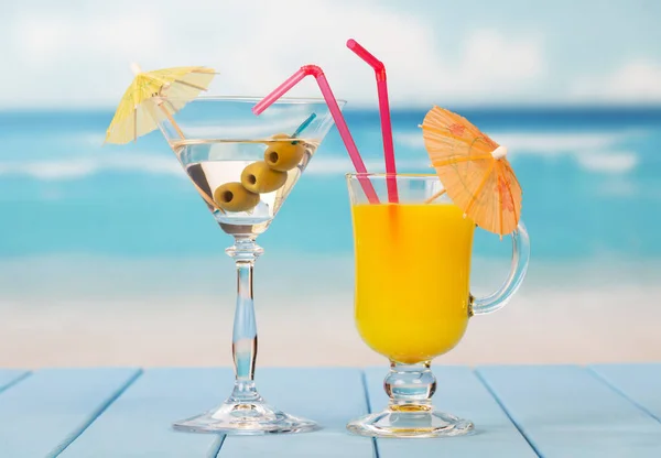 Een Glas Sinaasappelsap Alcohol Met Olijven Een Achtergrond Van Zee — Stockfoto