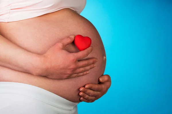 Zwangere Vrouw Met Een Hart Een Blauwe Achtergrond — Stockfoto