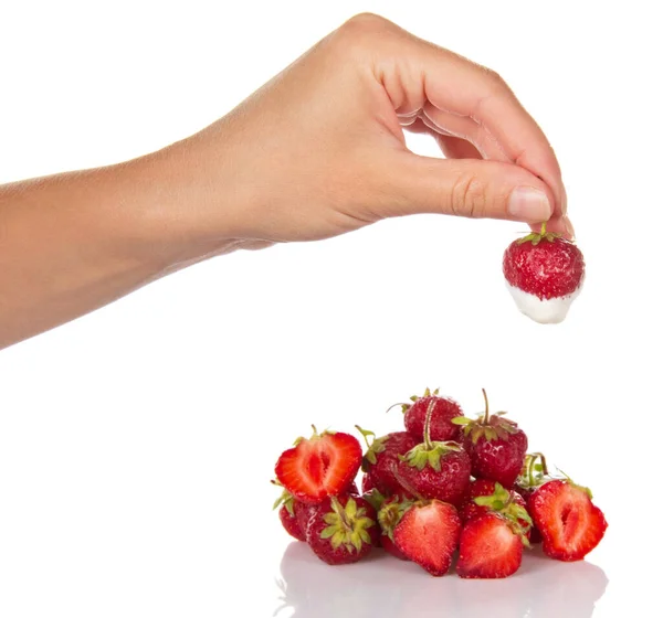 白を基調としたクリームとイチゴを持つ女性の手 — ストック写真