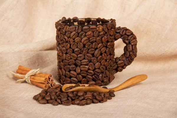 Una Pequeña Pila Granos Café Taza Cuchara Palitos Canela Sobre — Foto de Stock