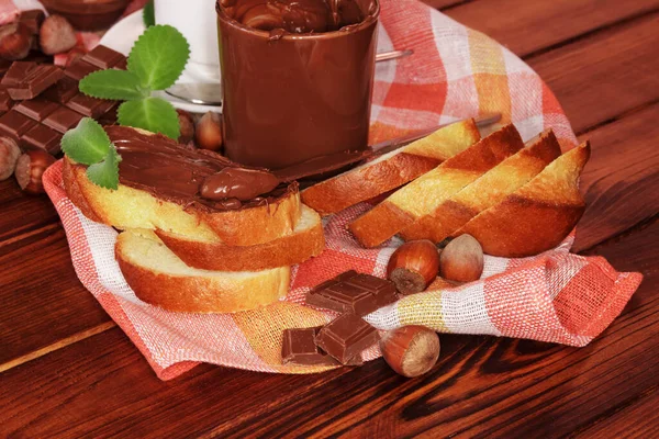 Pan Con Crema Chocolate Avellanas Fondo Madera Oscura — Foto de Stock
