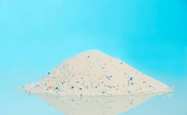 Hög Med Tvättmedel Närbild Blå Bakgrund — Stockfoto