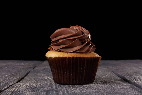 Chocolade Cupcake Met Cacaoboter Crème Donker Hout Kopieerruimte Smalle Velddiepte — Stockfoto