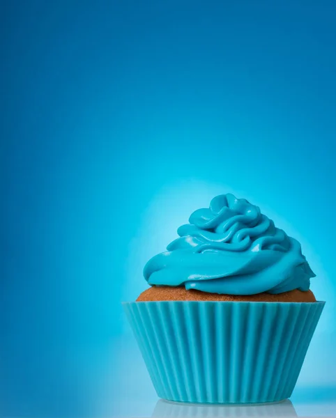 Cupcake Met Blauwe Crème Blauwe Achtergrond — Stockfoto