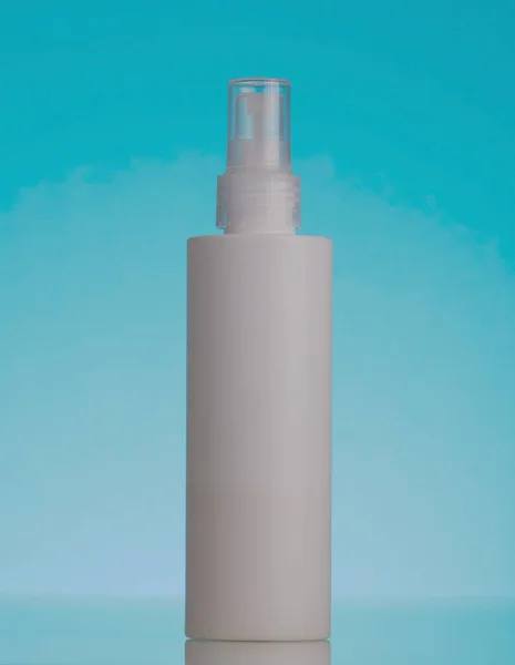 Biała Plastikowa Butelka Bliskim Środkiem Dezynfekującym Niebieskim Tle — Zdjęcie stockowe