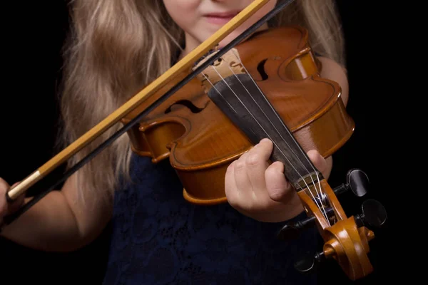Маленькая Девочка Учится Играть Скрипке Изолированно Черном Крупный План — стоковое фото