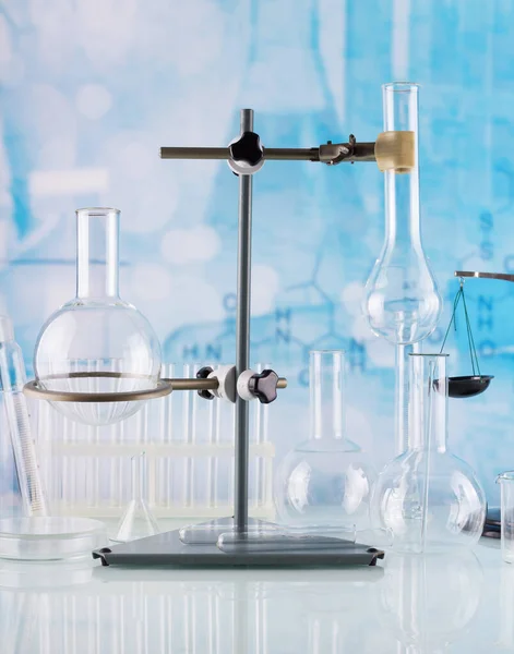 Chemiegläser Mit Rack Großaufnahme Auf Blauem Hintergrund — Stockfoto