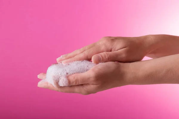 抗ウイルス療法 個人衛生のルール ピンクの背景に石鹸泡で手 — ストック写真