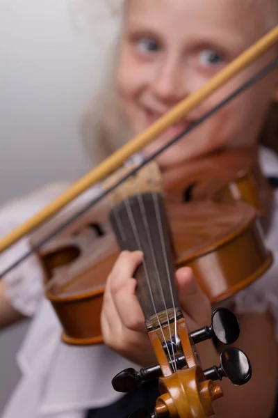 Изучение Музыкальной Нотации Игры Струнном Инструменте Счастливый Молодой Студент Играющий — стоковое фото