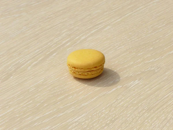 Macaron Amarelo Que Põe Uma Superfície Madeira — Fotografia de Stock