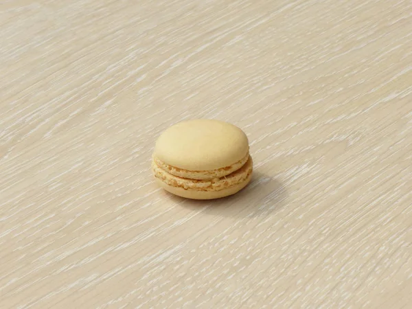 Vanille Macaron Leggen Een Houten Ondergrond — Stockfoto