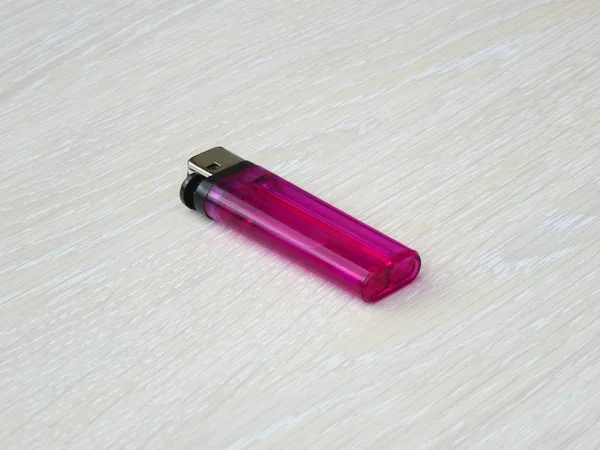 Briquet Violet Posé Sur Une Surface Bois — Photo