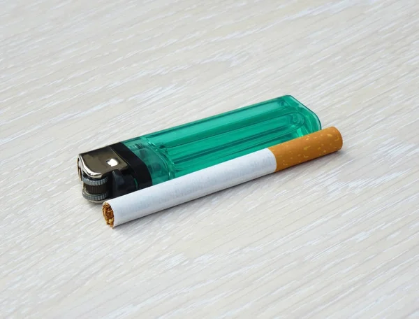 Briquet et cigarette — Photo