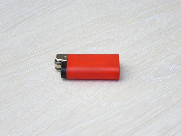 Encendedor rojo acostado plano —  Fotos de Stock