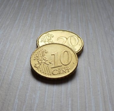 Ahşap yüzey üzerinde Euro Coins