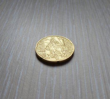 Euro para ahşap yüzey üzerinde