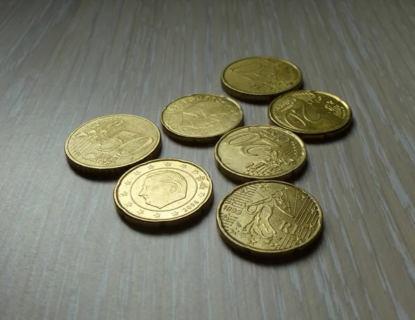 Κέρματα ευρώ σε ξύλινη επιφάνεια — Φωτογραφία Αρχείου
