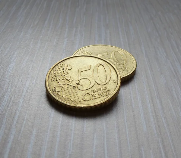Monety euro na powierzchni drewnianych — Zdjęcie stockowe