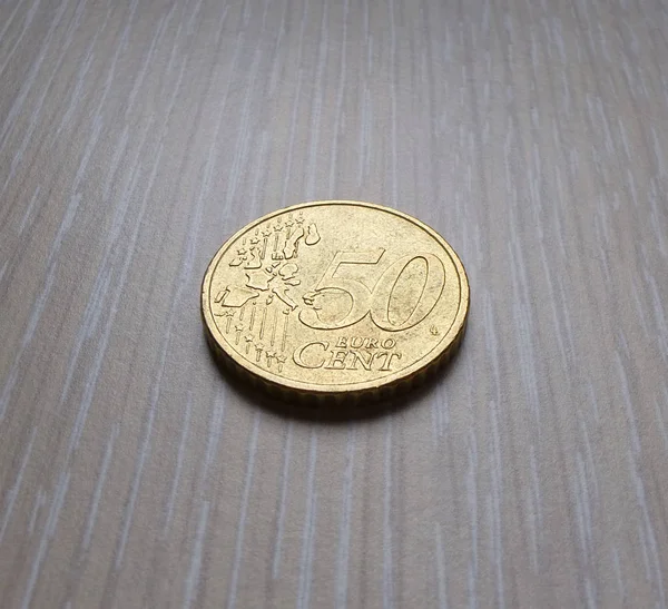 Monedas de euro en la superficie de madera — Foto de Stock