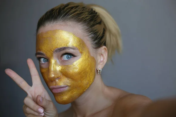 Gouden Masker Mooie Jonge Vrouw Met Cosmetische Gouden Masker Huidbehandeling — Stockfoto