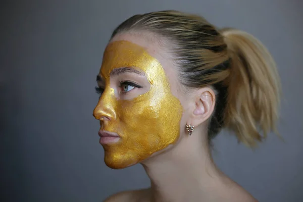 Topeng Wajah Emas Wanita Muda Cantik Dengan Perawatan Kulit Masker — Stok Foto