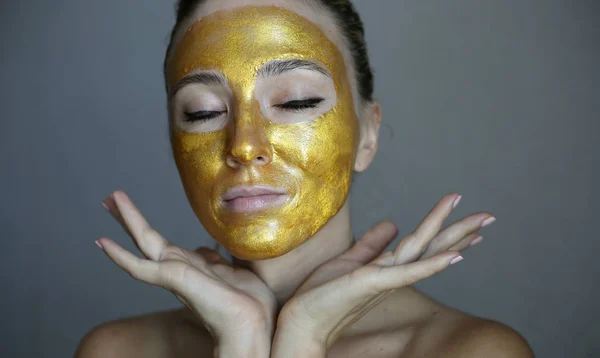 Máscara Dourada Mulher Bonita Com Máscara Ouro Cosmético Tratamento Pele — Fotografia de Stock