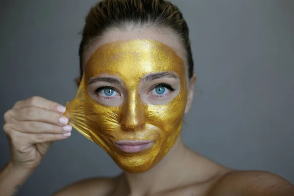 Arany Arcmaszk Gyönyörű Fiatal Kozmetikai Arany Maszk Bőrkezelés — Stock Fotó