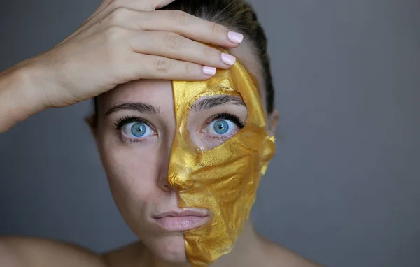Gouden Masker Mooie Jonge Vrouw Met Cosmetische Gouden Masker Huidbehandeling — Stockfoto